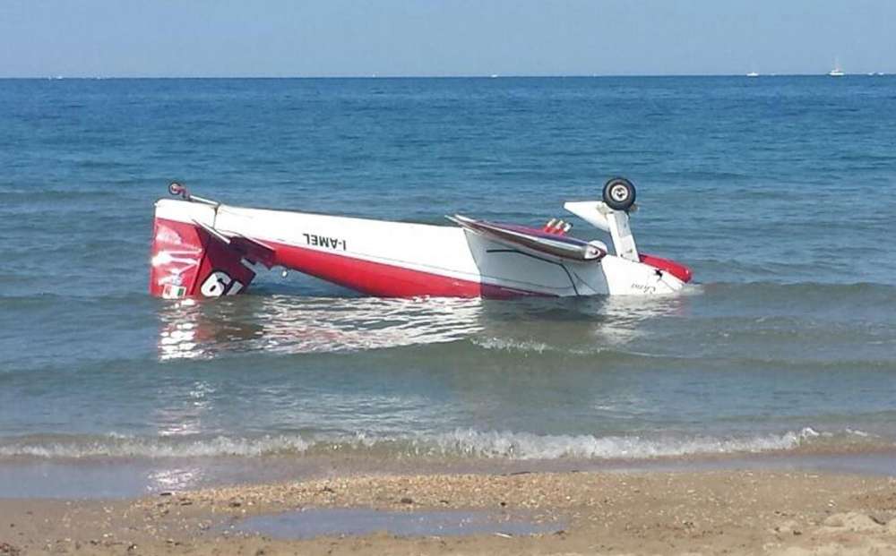 Scontro tra due aerei acrobatici, un morto