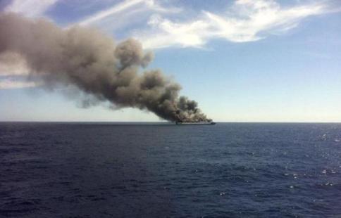 Traghetto in fiamme