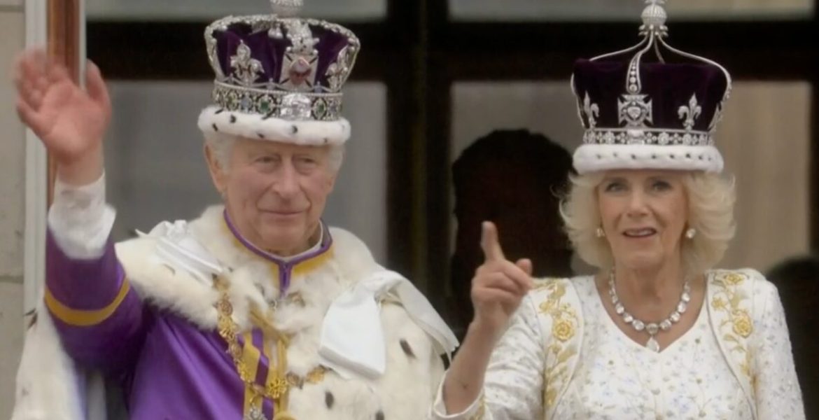Carlo III è finalmente, ufficialmente Re